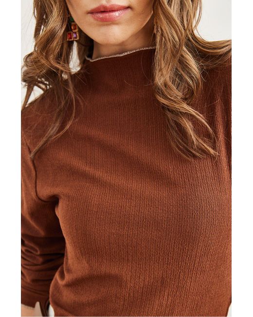 Olalook Brown Bitterbraune Strickbluse Mit Stehkragen Und Overlock-Detail Blz- 19002783 Für Damen