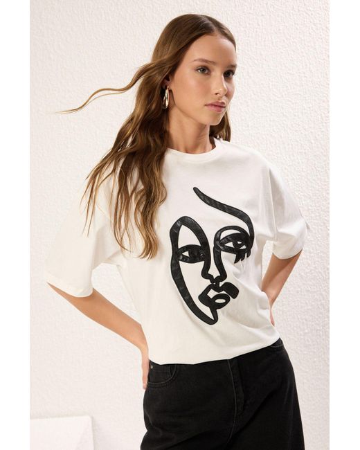 Trendyol Natural Bedrucktes, Übergroßes T-Shirt Aus-Baumwolle Mit Prägung – Für Damen