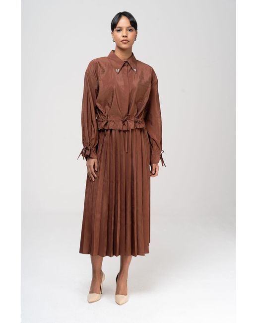 Olcay Brown Bluse mit spitzendetail, elastischer bund, faltenrock, anzug,