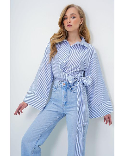 Trend Alaçatı Stili Blue Gestreiftes Hemd Aus Popeline Mit Breiten Bündchen Und Detailliertem Bindeband Auf Der Vorderseite Alc-X13750 Für Damen