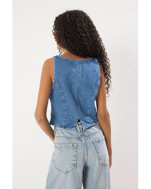 Trendyol Blue Blaue Band-/Schleifendetail-Jeansbluse Mit Reißverschluss Vorne, Pool-Ausschnitt Und Dicken Trägern Für Damen