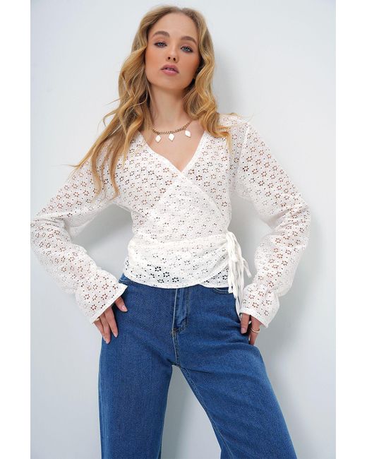 Trend Alaçatı Stili White Weiße Bluse Mit Zweireihigem Ausschnitt Und Bindedetail Für Damen