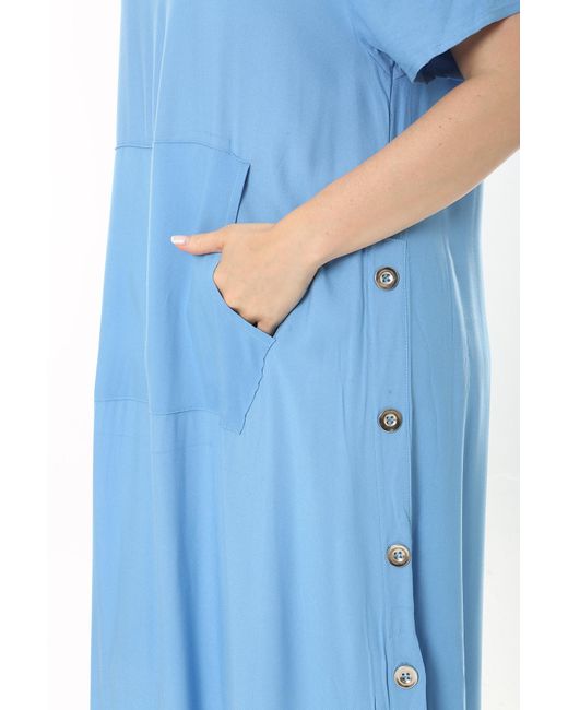 Şans Blue Şans babyes kleid aus gewebter viskose mit seitlichen metallknöpfen und kängurutasche in großen größen