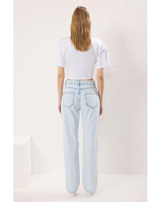 Trendyol Blue Hellblaue Jeans Mit Zerrissenen Details, Normaler Taille Und Weitem Bein Für Damen