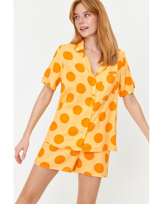 Trendyol Orange Es, mehrfarbig gepunktetes viskose-hemd-shorts-web-pyjama-set