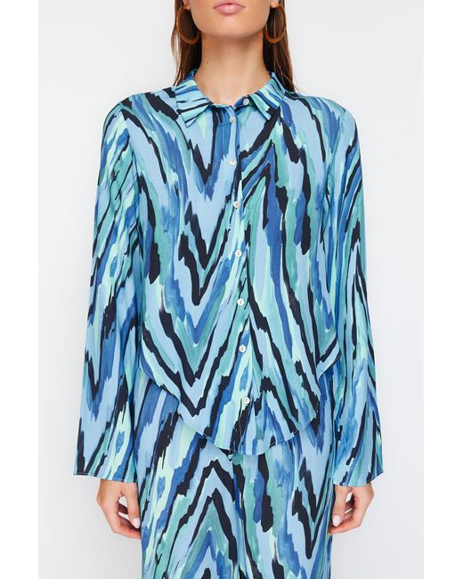 Trendyol Blue Set aus gewebtem hemd und hose mit abstraktem muster