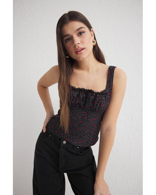 Trendyol Black Schwarze Crop-Webbluse Mit Kirschmuster Und Kordelzug Vorne Für Damen