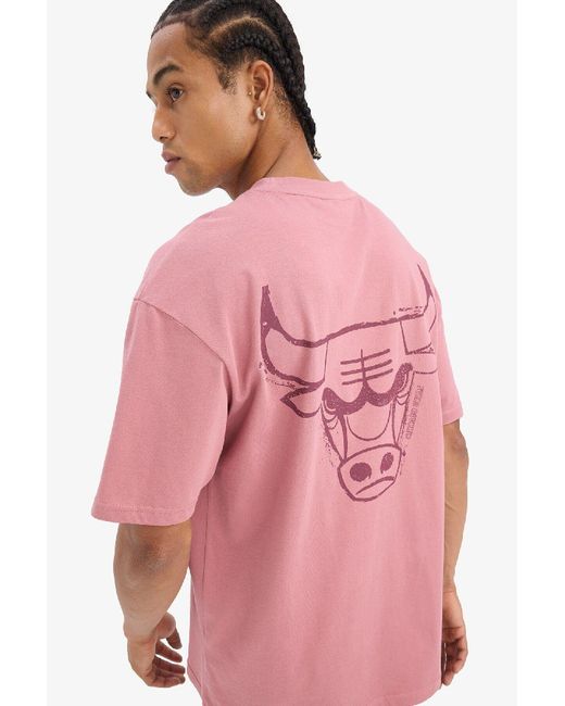 Defacto Fit Nba Chicago Bulls Boxy Fit Rundhalsausschnitt Hinten Bedrucktes Kurzarm-T-Shirt E2184Ax25Sm Für Herren in Pink für Herren