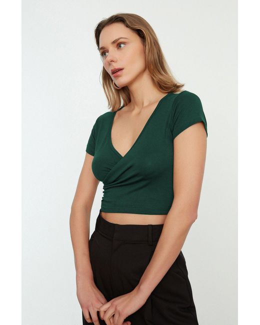 Trendyol Green Smaragdgrüne, Dehnbare, Viskose Crop-Bluse Mit Zweireihigem Ausschnitt – Für Damen
