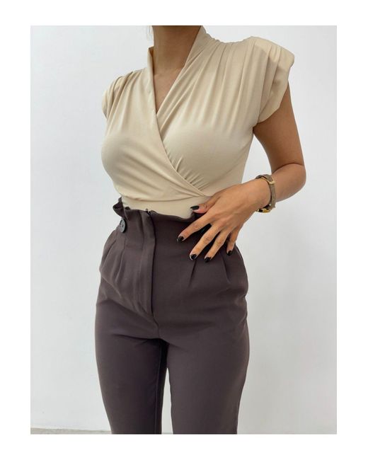 Modamorfo Blue Beigefarbene Sandy-Bluse – Zweireihiges Modell Mit Nullärmeln Und Polsterung Für Damen