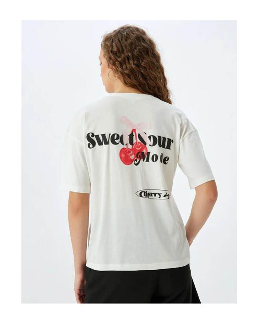 Koton White Bequeme Passform Aus Baumwolle – Kurzärmliges T-Shirt Mit Rundhalsausschnitt Und Kirschdruck Für Damen