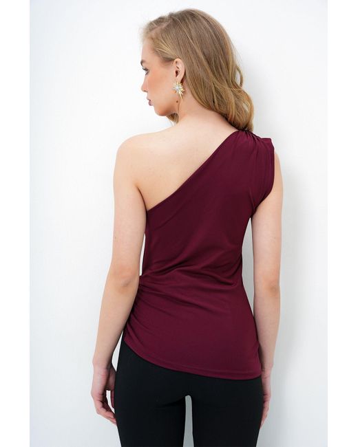 Trend Alaçatı Stili Red Burgunderrote Bluse Mit Asymmetrischem Ausschnitt, One-Shoulder-Taille Und Drapiertem Metallzubehör Für Damen