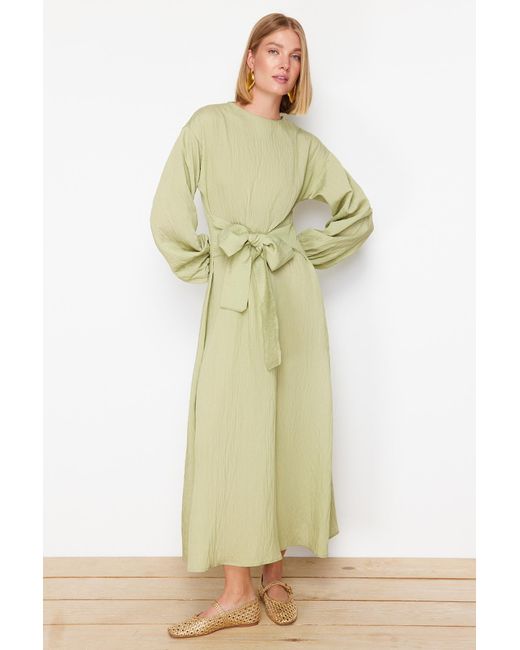 Trendyol Green Farbenes gewebtes kleid mit bindeband vorne