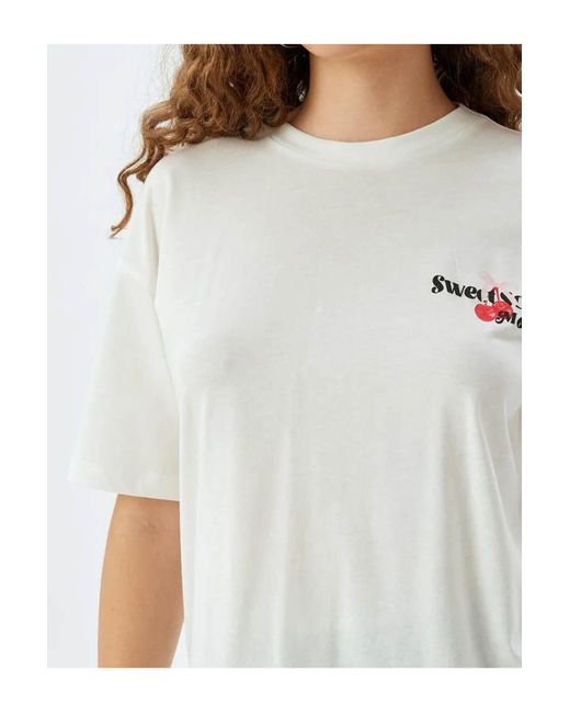 Koton White Bequeme Passform Aus Baumwolle – Kurzärmliges T-Shirt Mit Rundhalsausschnitt Und Kirschdruck Für Damen