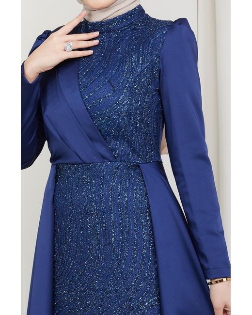 Olcay Blue Satin-hijab-abendkleid mit pailletten- und glitzerdetail auf der vorderseite und cape-rock k.ndi̇go