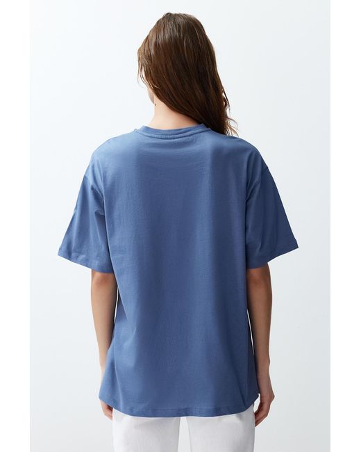 Trendyol Blue Indigoes, übergroßes/weites strick-t-shirt mit rundhalsausschnitt und querformat-aufdruck