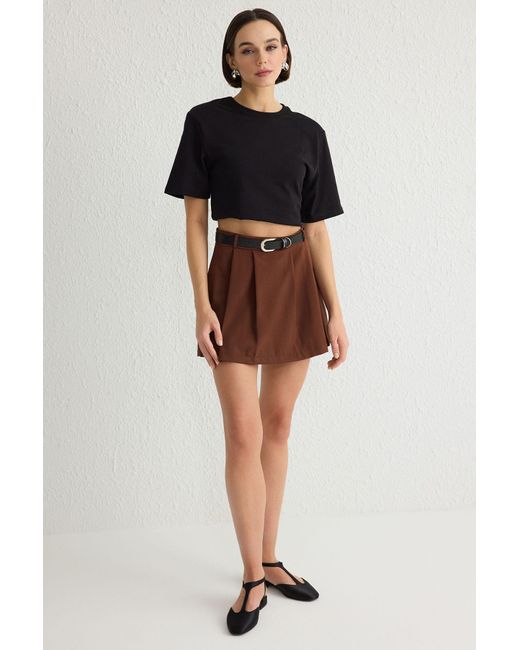 Trendyol Black Dunkelbraune Gewebte Mini-Shorts Mit Gürtel Für Damen