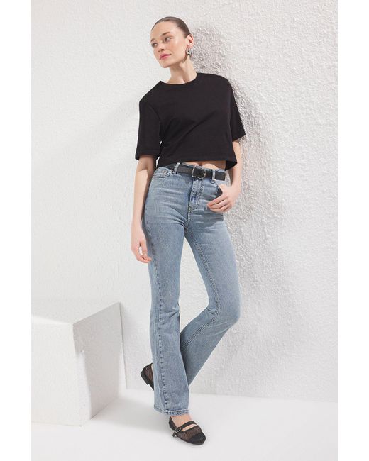 Trendyol Blue Hellblaue Schlagjeans Mit Normaler Taille Für Damen