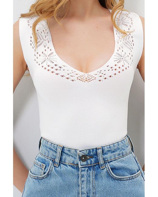 Trend Alaçatı Stili Blue Weiße Bluse Mit V-Ausschnitt Und Durchbrochenem V-Ausschnitt Vorne Und Hinten Für Damen