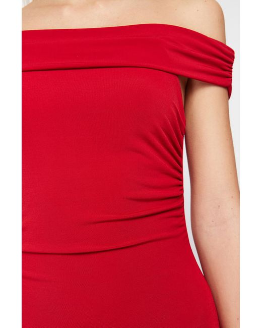 Trendyol Red Es maxi-bleistiftkleid aus flexiblem strick mit carmen-kragen und figurbetontem carmen-ausschnitt