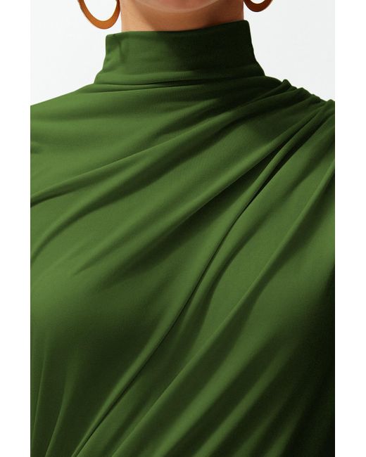 Trendyol Green Dehnbare, Öliggrüne, Kurzärmlige Bluse Mit Drapiertem Detail – Stehkragen, Figurbetont Für Damen