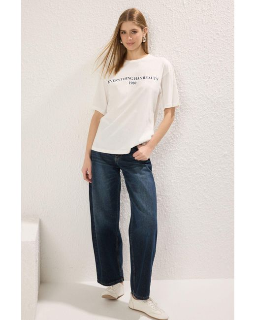 Trendyol Multicolor Ecrufarbenes, Mit Slogan Bedrucktes, Weit Geschnittenes Baumwoll-T-Shirt – Für Damen