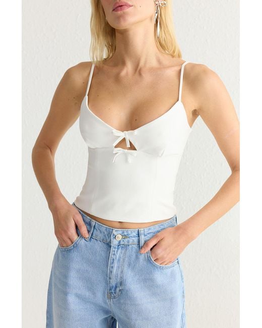 Trendyol White Weiße Crop-Webbluse Mit V-Ausschnitt Und Trägern Für Damen