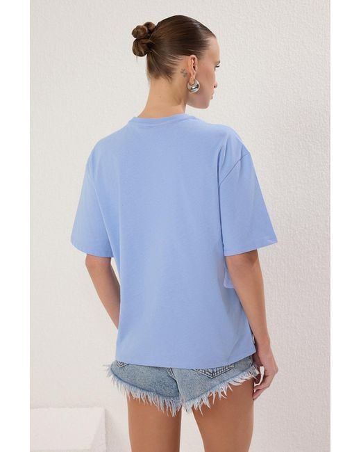 Trendyol Blue Hochwertiges, Hellblau Bedrucktes, Entspanntes T-Shirt Aus 100 Baumwolle – Für Damen