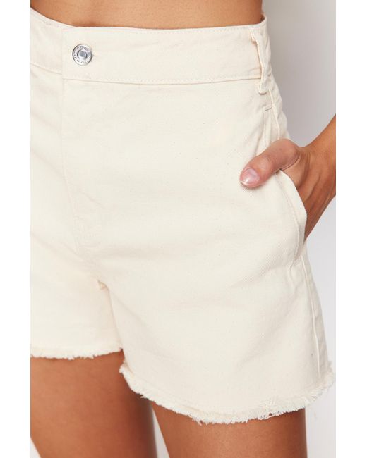 Trendyol White Farbene jeansshorts mit hoher taille