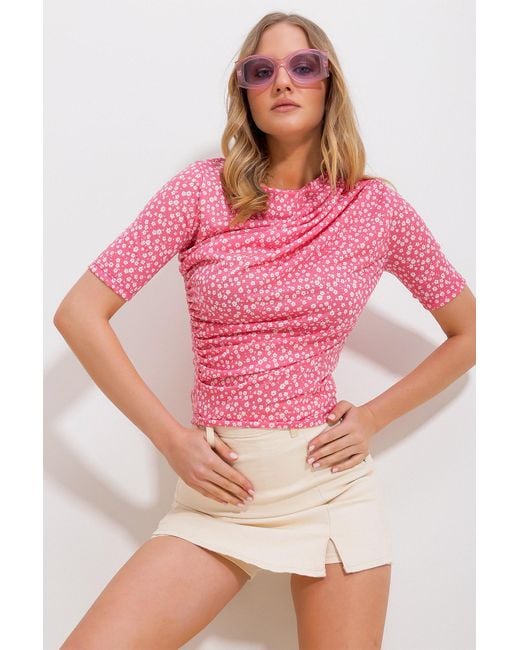 Trend Alaçatı Stili Pink Bluse mit drapiertem schulterausschnitt und blumenmuster