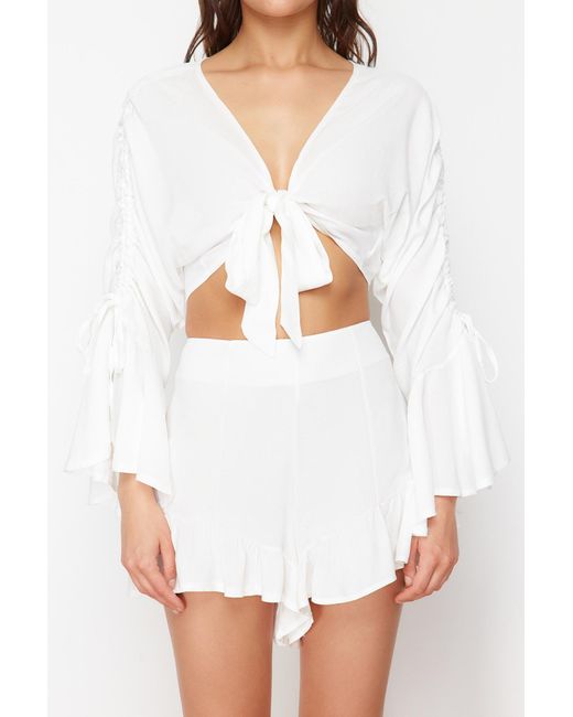 Trendyol White Farbenes set aus gewebter bluse und shorts mit rüschen