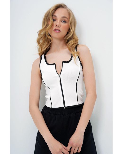 Trend Alaçatı Stili White Weißes Tanktop Mit Dickem Träger Und Pool-Ausschnitt Und Paspelierung, Detailliertem Reißverschluss Vorne Für Damen