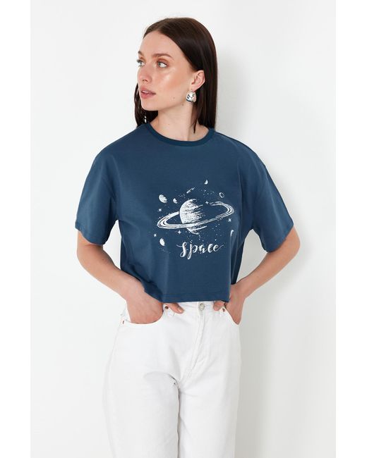 Trendyol Blue Oil – kurzes strick-t-shirt mit planeten-aufdruck, 100 % baumwolle, entspannte/bequeme passform,