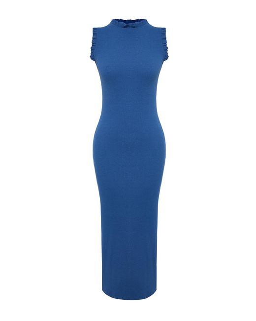 Trendyol Blue Indigoblaues, geripptes, tailliertes midi-bleistiftkleid aus flexiblem strick mit rüschendetail