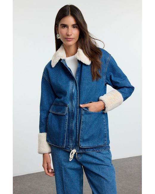 Trendyol Blue Plüsch-Jeansjacke