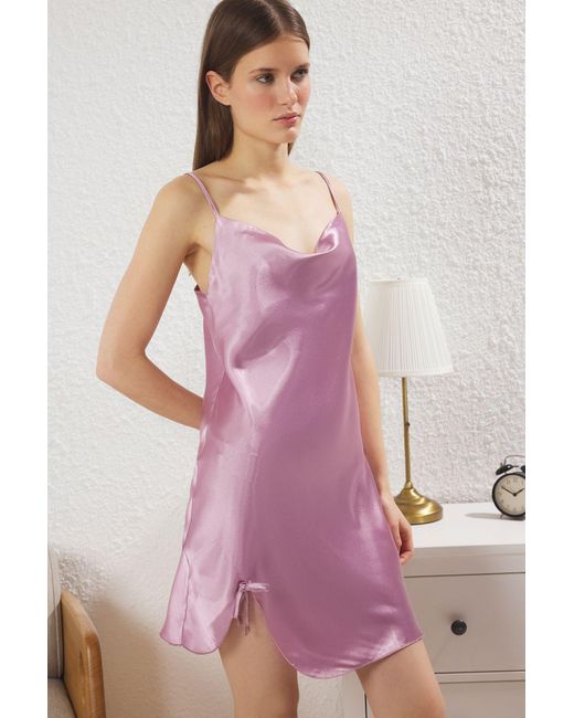 Trendyol Pink Satin-Gewebtes Nachthemd Mit Schleife Und Geschlitzten Seilträgern Für Damen