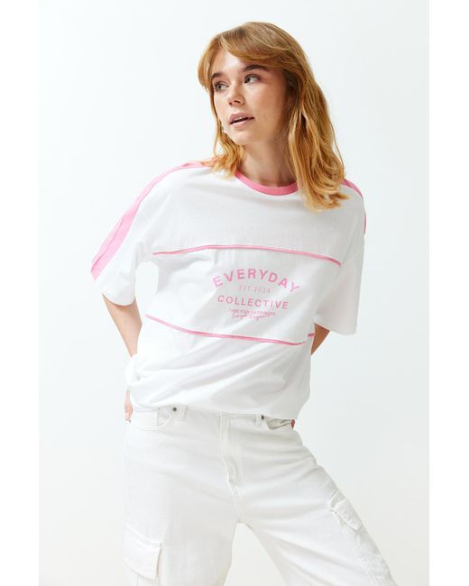 Trendyol White Es, übergroßes/weites strick-t-shirt aus 100 % baumwolle mit farbblock und slogan