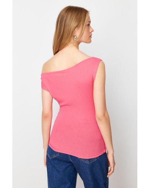 Trendyol Pink , taillierte bluse mit u-boot-ausschnitt und flexiblem strickmuster aus viskosem/weichem stoff