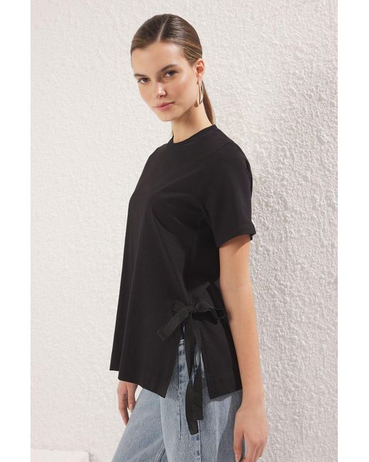 Trendyol Black Schwarzes Strick-T-Shirt Mit Entspannter Passform – 100 Baumwolle Mit Seitlichem Bindedetail Für Damen