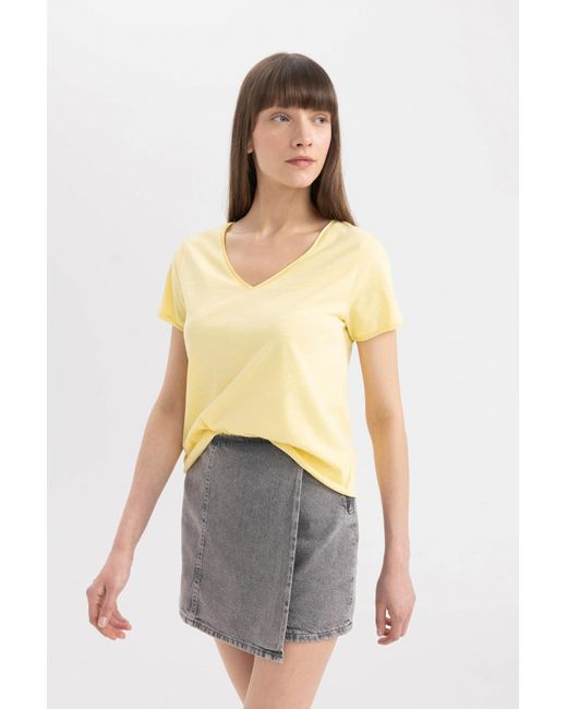 Defacto Yellow Kurzarm-t-shirt mit v-ausschnitt und normaler passform k1507az24sm