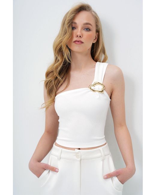 Trend Alaçatı Stili White Weiße Bluse Mit Asymmetrischem Kragen Und Einer Schulter, Ottoban-Bluse Mit Metallzubehör Für Damen