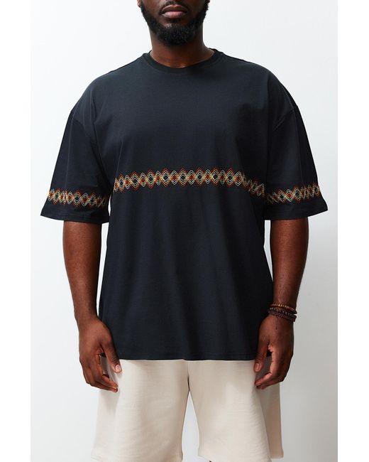 Trendyol Plus size es oversize/weit geschnittenes bequemes t-shirt aus 100 % baumwolle mit ethno-stickerei in Black für Herren