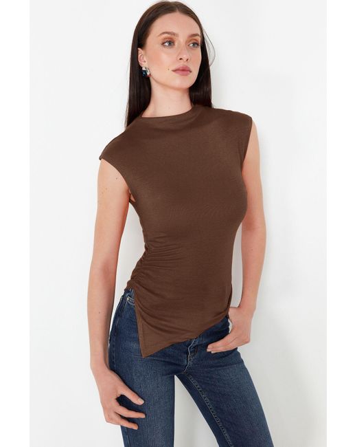Trendyol Brown Braune, Asymmetrische Strickbluse Mit Stehkragen Und Kordelzug/Drape-Details Für Damen