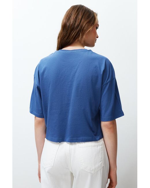 Trendyol Blue Indigofarbenes, kurzes strick-t-shirt aus 100 % baumwolle mit taschen und stickerei-detail
