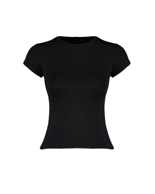 Trendyol Black Es tailliertes t-shirt aus polyamid mit rundhalsausschnitt – super dehnbar, kurze ärmel