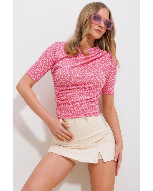 Trend Alaçatı Stili Pink Bluse mit drapiertem schulterausschnitt und blumenmuster