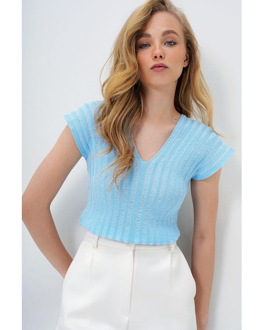 Trend Alaçatı Stili Blue Babyblaue Bluse Mit V-Ausschnitt Und Durchbrochenem V-Ausschnitt Vorne Und Hinten Für Damen
