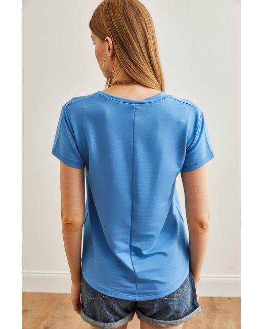 Olalook Blue Indigoblaues t-shirt aus modal mit tiefem v-ausschnitt und knöpfen