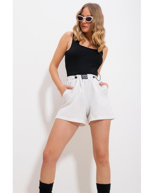 Trend Alaçatı Stili White Shorts aus gewebtem leinen mit zwei taschen und elastischer taille in stein alc-x11715