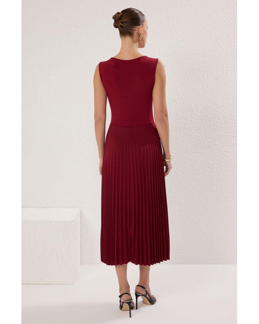 Trendyol Red Ärmelloses, Dehnbares, Gestricktes Midikleid Mit Plissee-Futter